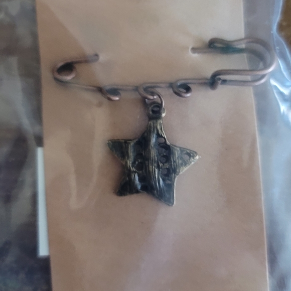 Brooch - Picture 2 of 3